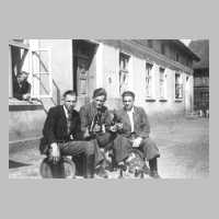 087-0007 Drei Freunde vor dem Haus Stoermer. Hans Stoermer, gefallen im Juli 1944, Heinz Broyer, gestorben 1998, Walter Gedaschke, vermisst.jpg